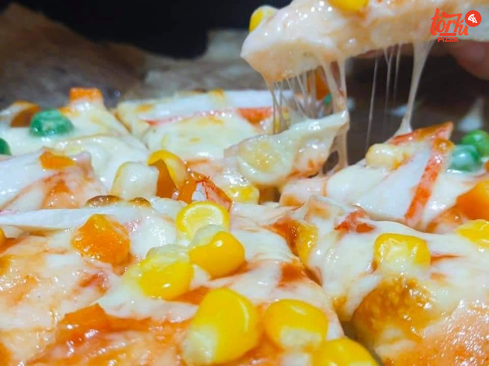 Trộn bột thật đều tay để đế bánh Pizza được ngon hơn